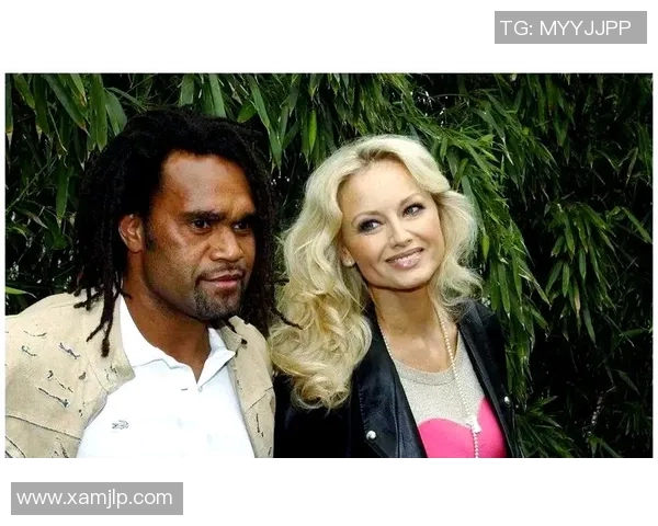 足球明星退役后与女友合影珍贵瞬间回顾与感动分享